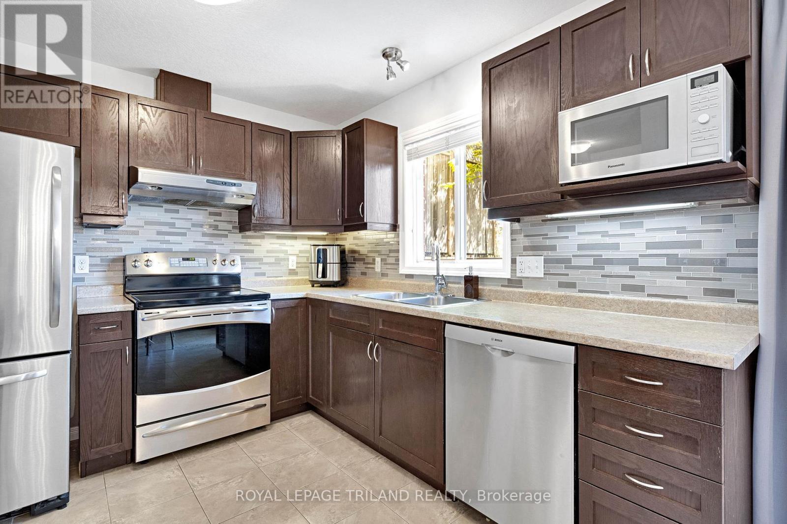 Kitchen - 41 - 2145 North Routledge Park, London North (North E), ON - Indoor Photo Showing Kitchen With Stainless Steel Kitchen With Double Sink