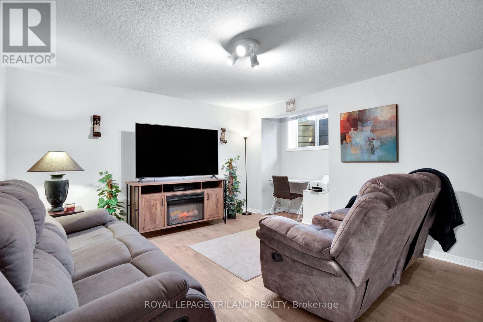 Family Room - 41 - 2145 North Routledge Park, London North (North E), ON - Indoor Photo Showing Living Room