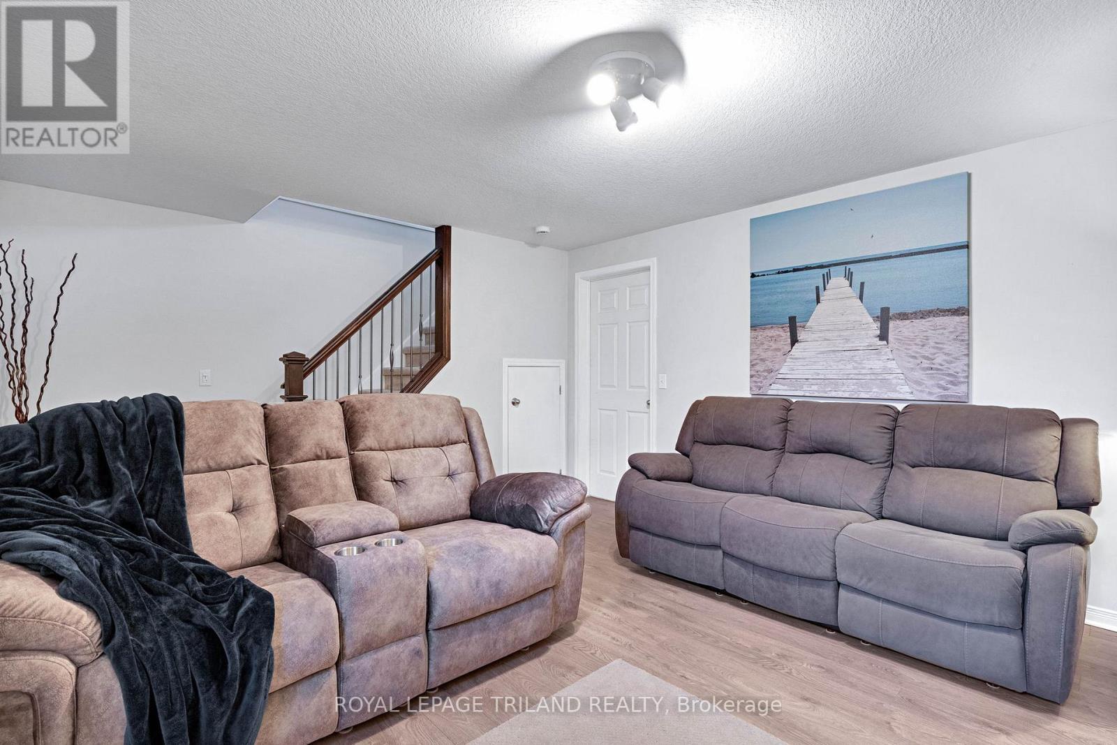 Family Room - 41 - 2145 North Routledge Park, London North (North E), ON - Indoor Photo Showing Living Room