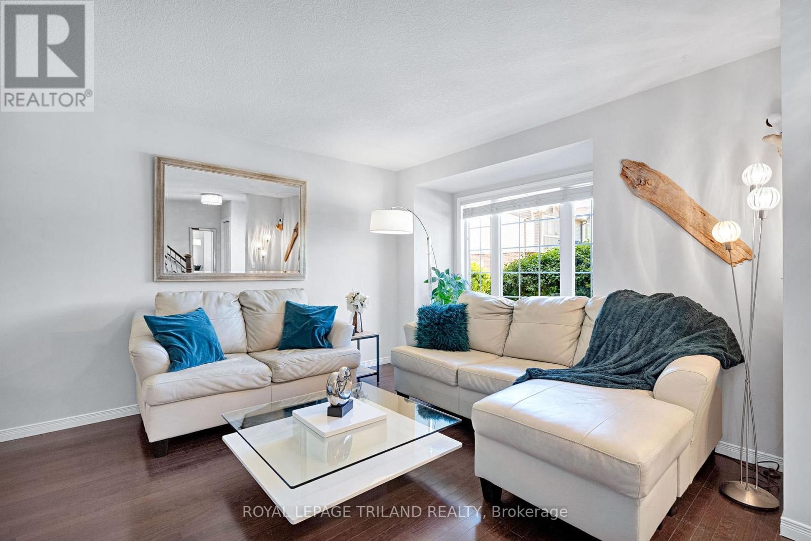 Living - bay window - 41 - 2145 North Routledge Park, London North (North E), ON - Indoor Photo Showing Living Room