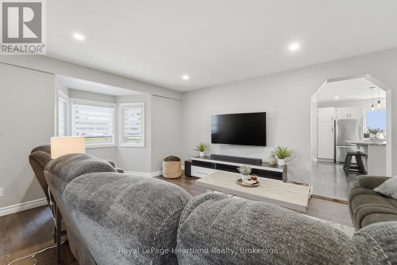 128 Eldon Street, Goderich (Goderich (Town)), ON - Indoor Photo Showing Living Room