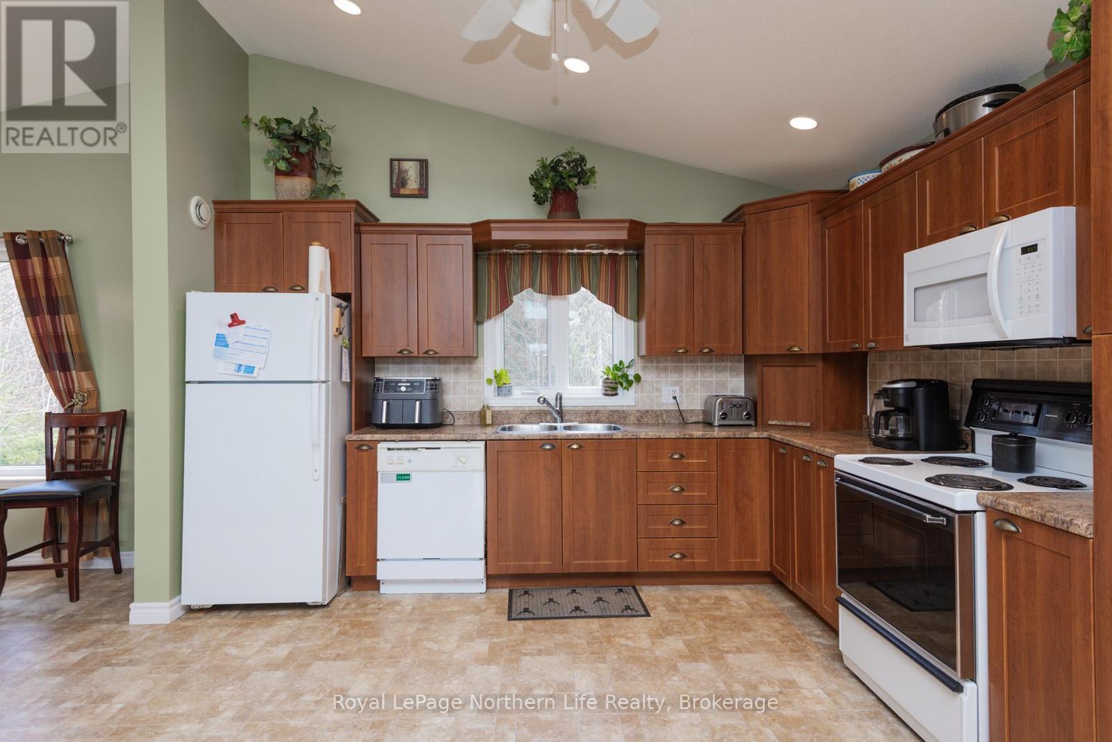 1055E Argo Run, Mattawan, ON - Indoor Photo Showing Kitchen With Double Sink