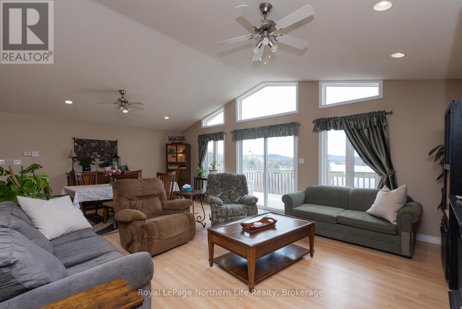 1055E Argo Run, Mattawan, ON - Indoor Photo Showing Living Room