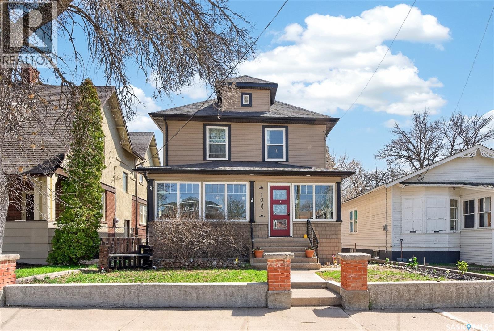 1037 Chestnut Avenue, Moose Jaw, SK - Outdoor With Facade