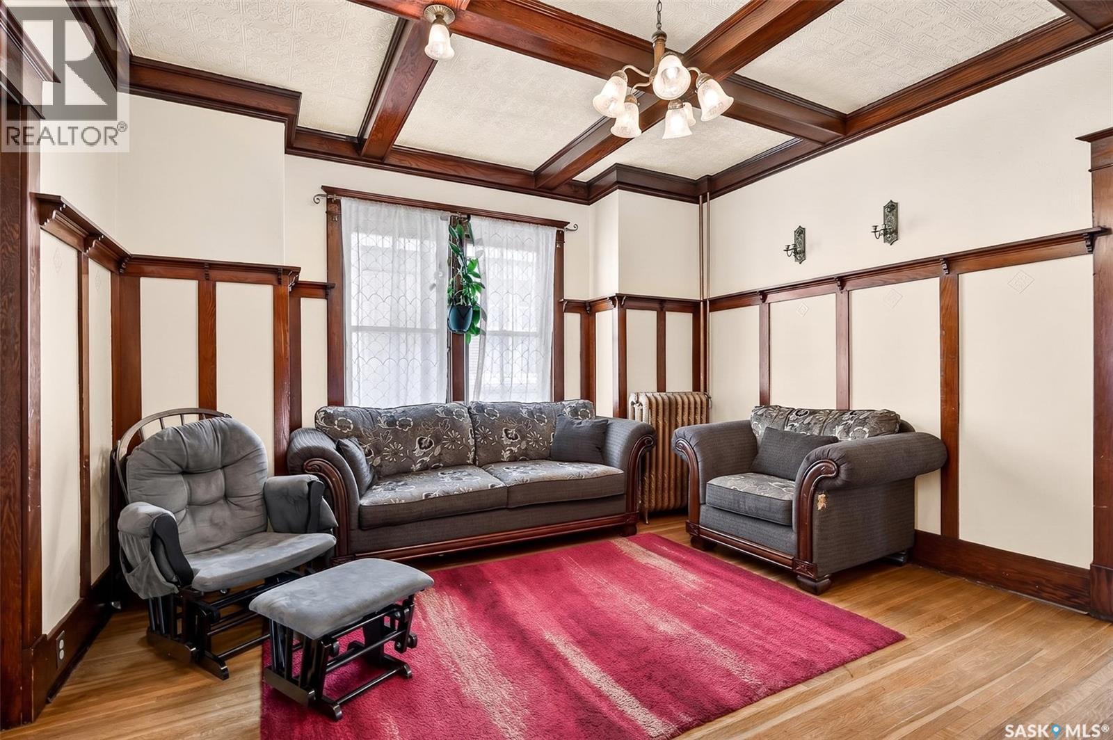 1037 Chestnut Avenue, Moose Jaw, SK - Indoor Photo Showing Living Room