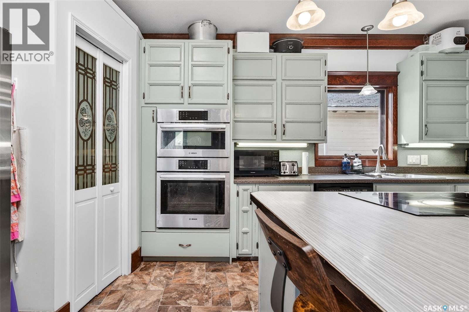 1037 Chestnut Avenue, Moose Jaw, SK - Indoor Photo Showing Kitchen