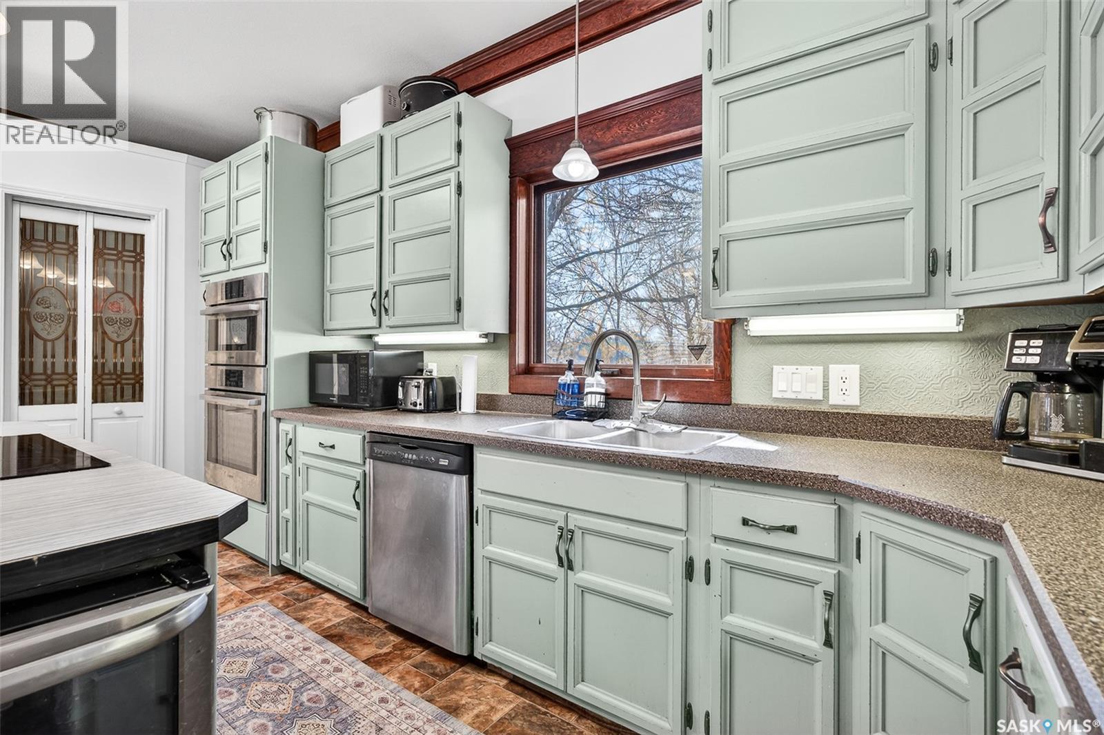 1037 Chestnut Avenue, Moose Jaw, SK - Indoor Photo Showing Kitchen With Double Sink