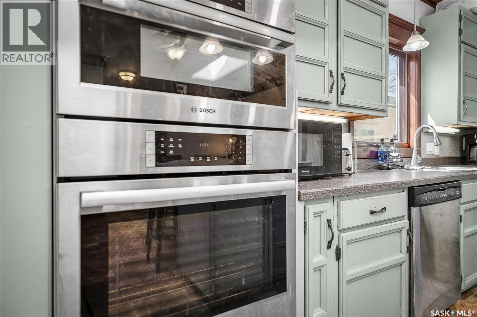 1037 Chestnut Avenue, Moose Jaw, SK - Indoor Photo Showing Kitchen