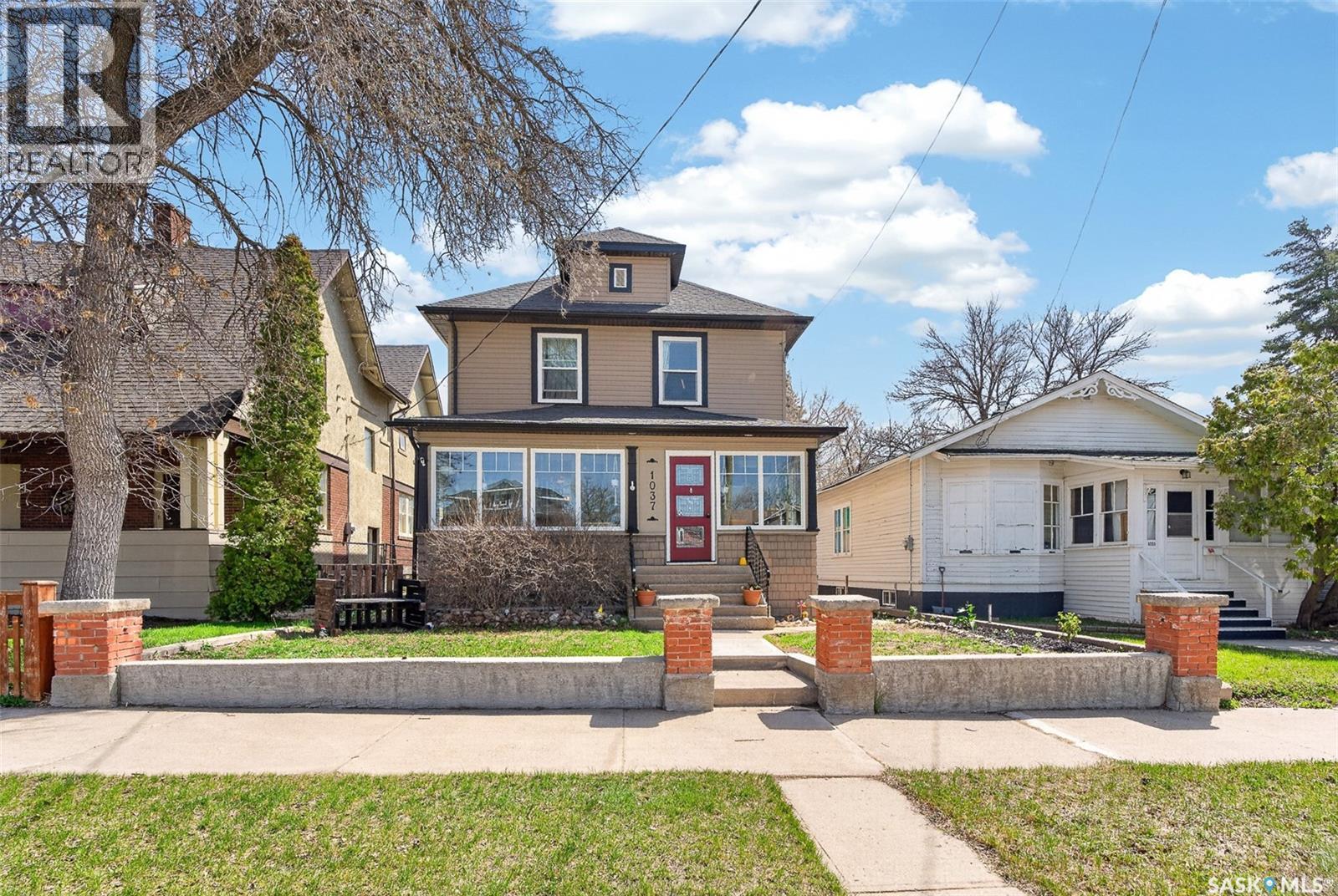 1037 Chestnut Avenue, Moose Jaw, SK - Outdoor With Facade