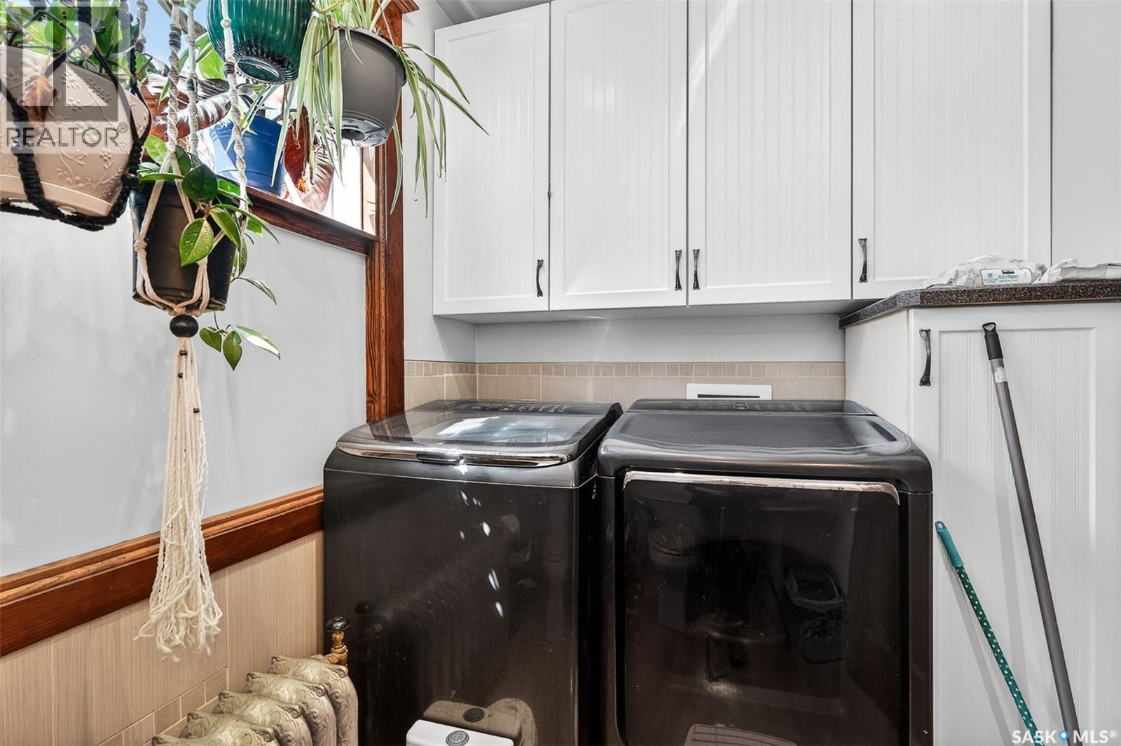1037 Chestnut Avenue, Moose Jaw, SK - Indoor Photo Showing Laundry Room