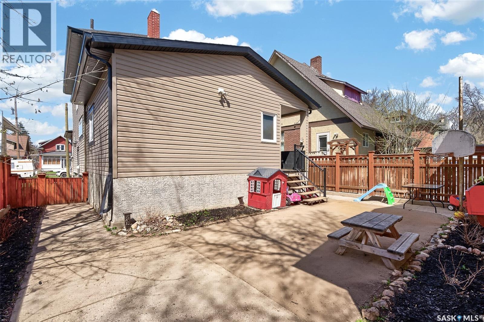 1037 Chestnut Avenue, Moose Jaw, SK - Outdoor With Deck Patio Veranda