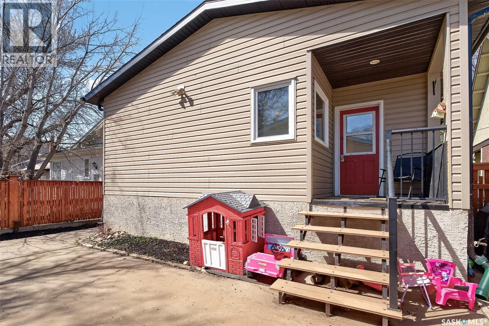 1037 Chestnut Avenue, Moose Jaw, SK - Outdoor With Deck Patio Veranda
