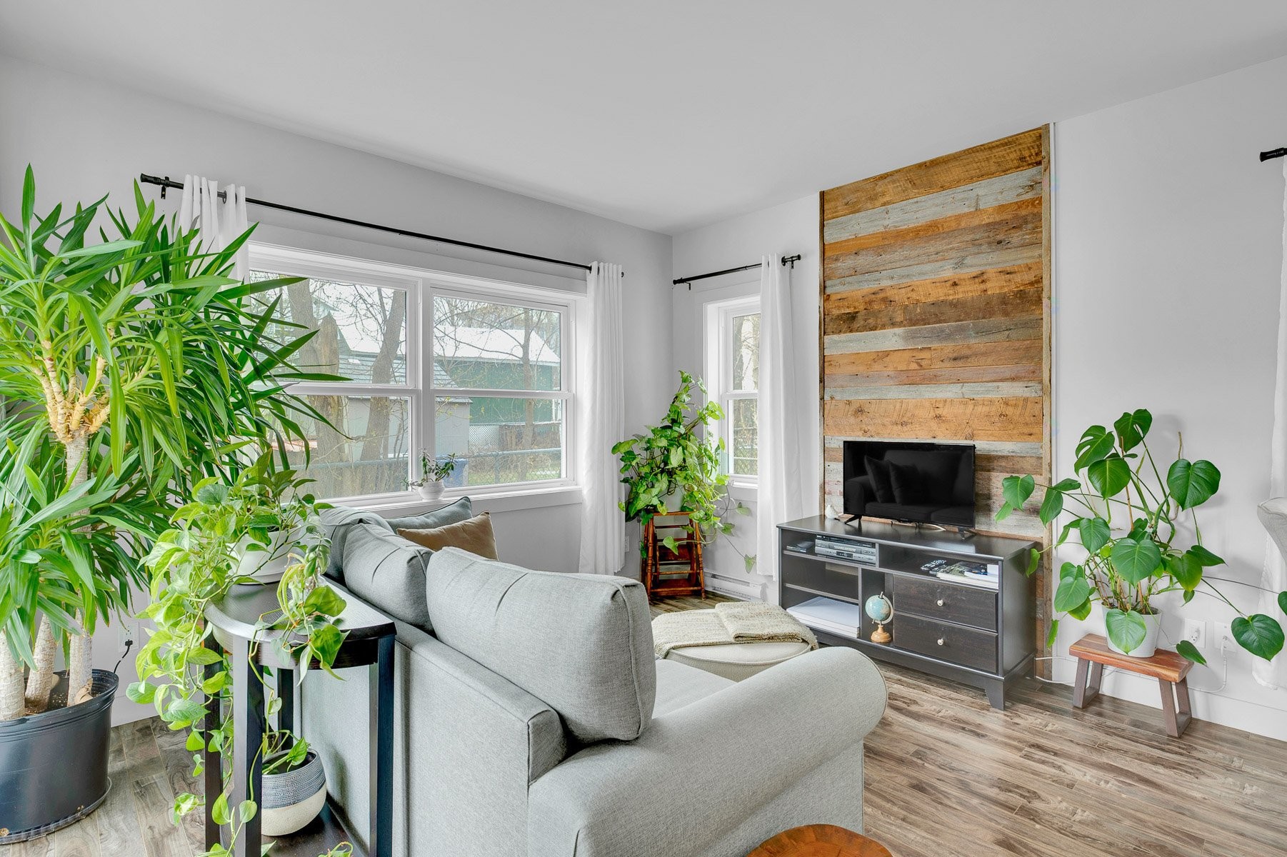 Living Room - 3021 Rue St-Charles, Sainte-Adèle, QC - Indoor Photo Showing Living Room