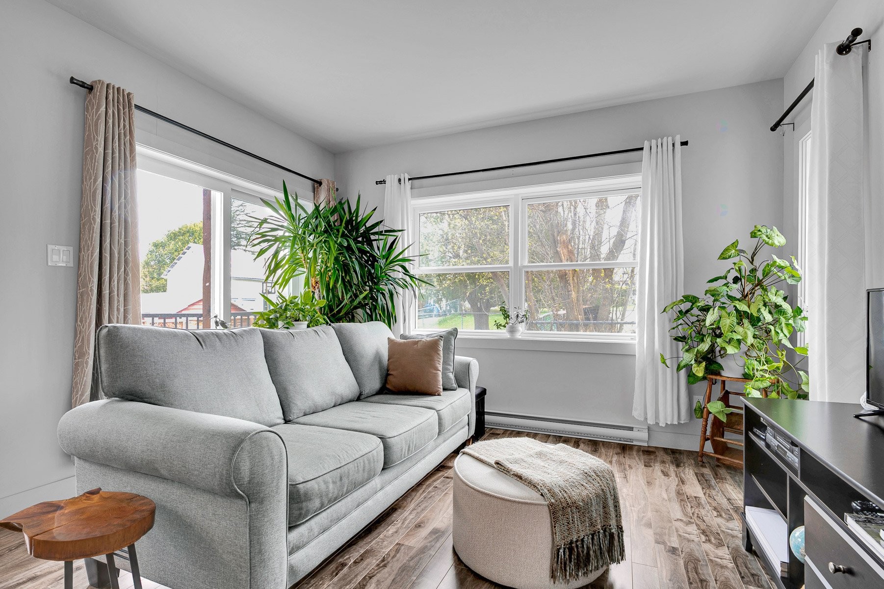 Living Room - 3021 Rue St-Charles, Sainte-Adèle, QC - Indoor Photo Showing Living Room