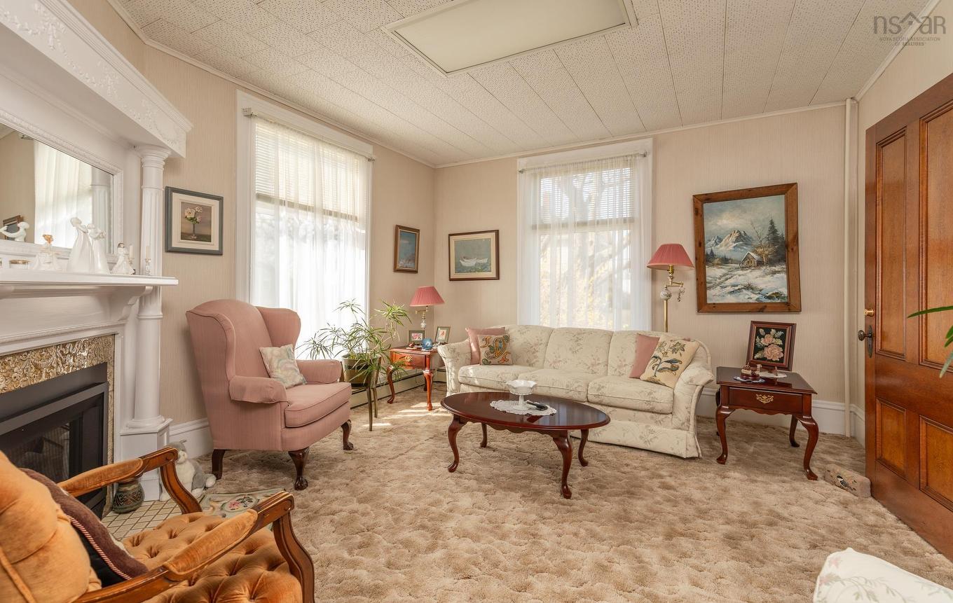 17 Porter Street, Yarmouth, NS - Indoor Photo Showing Living Room With Fireplace