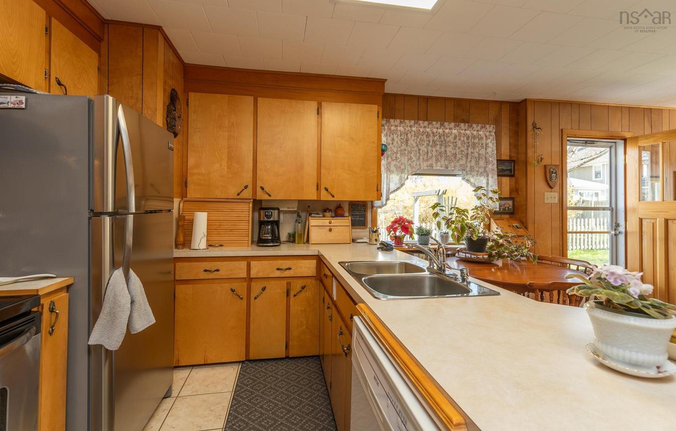 17 Porter Street, Yarmouth, NS - Indoor Photo Showing Kitchen With Double Sink