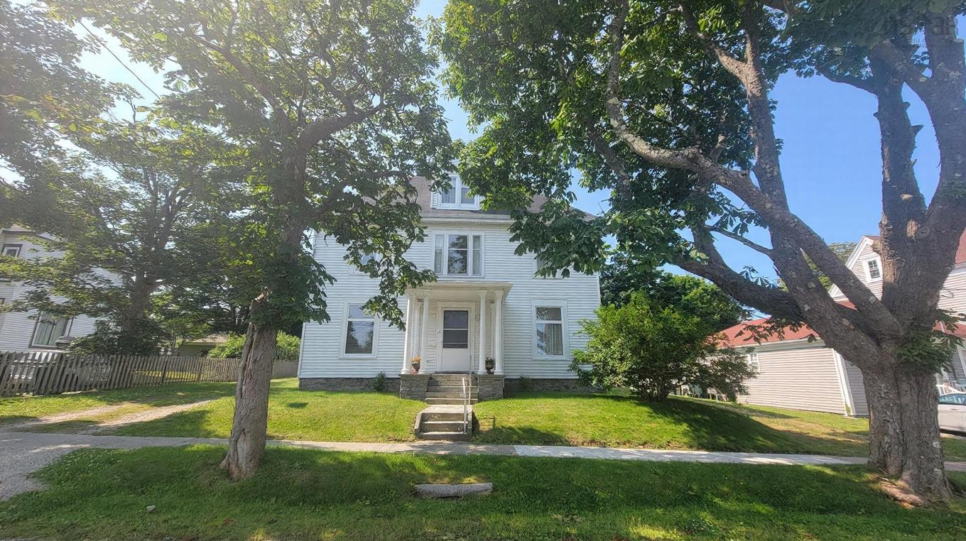 17 Porter Street, Yarmouth, NS - Outdoor With Facade
