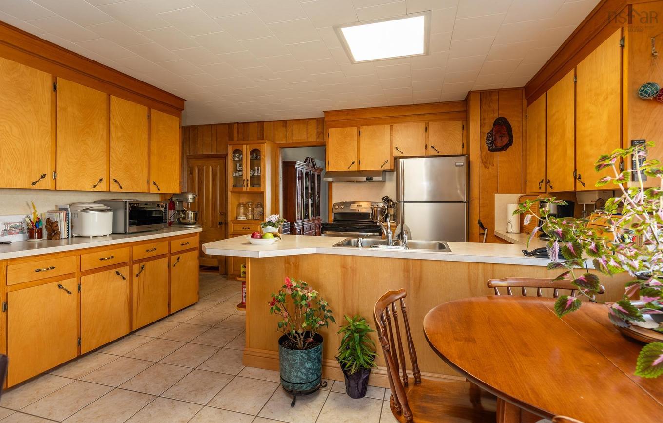 17 Porter Street, Yarmouth, NS - Indoor Photo Showing Kitchen