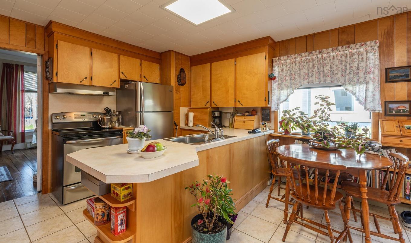 17 Porter Street, Yarmouth, NS - Indoor Photo Showing Kitchen