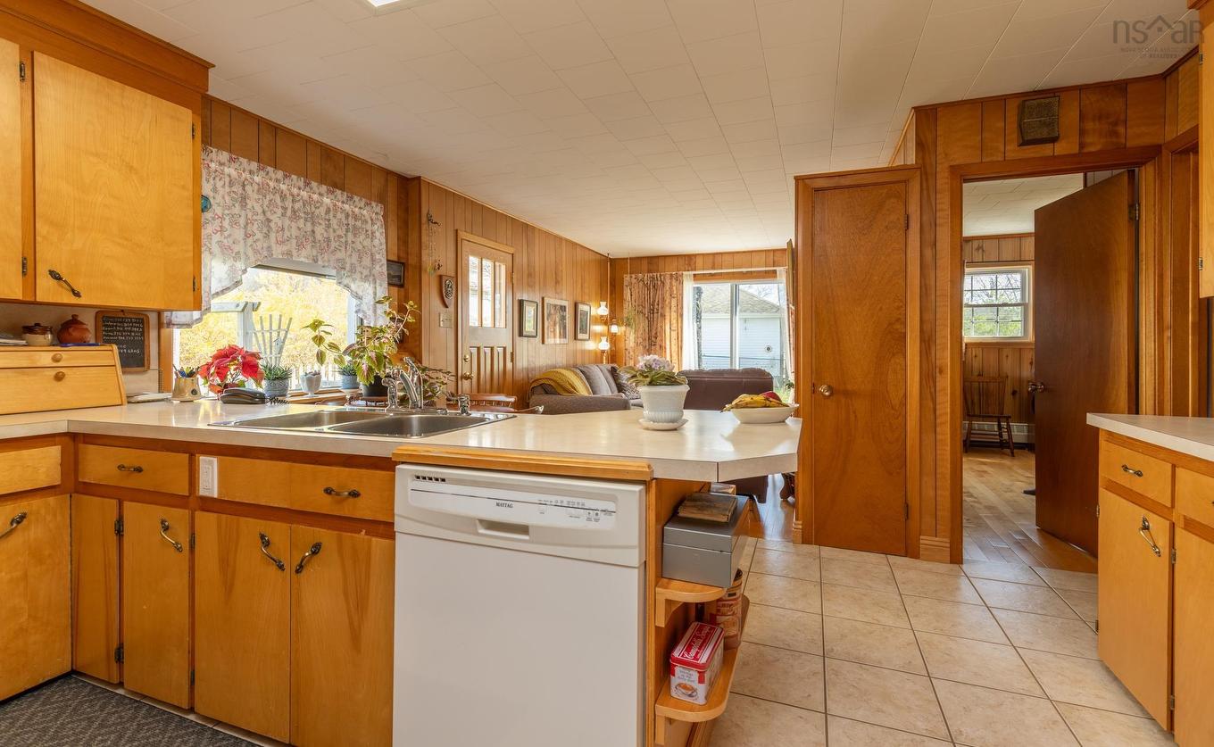 17 Porter Street, Yarmouth, NS - Indoor Photo Showing Kitchen With Double Sink