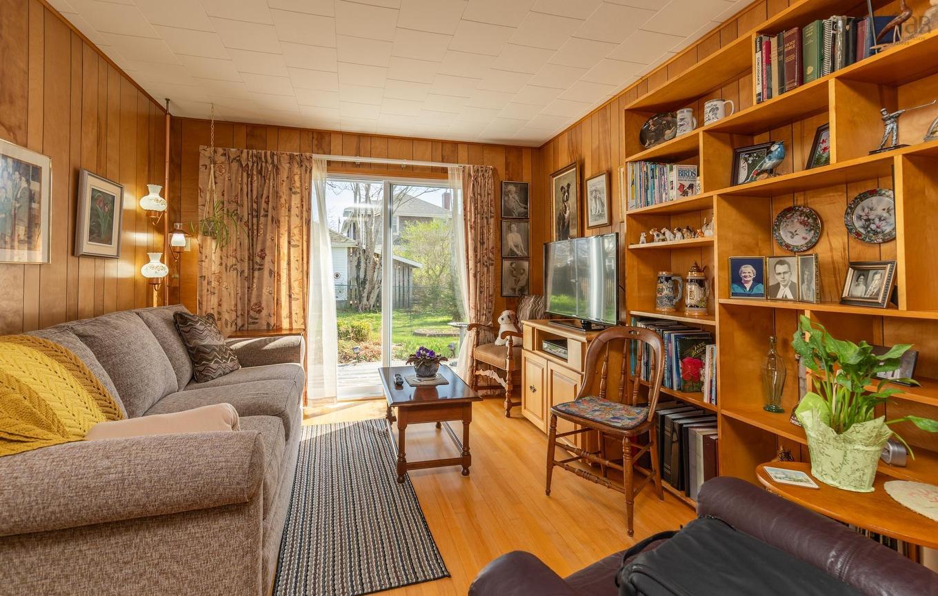 17 Porter Street, Yarmouth, NS - Indoor Photo Showing Living Room