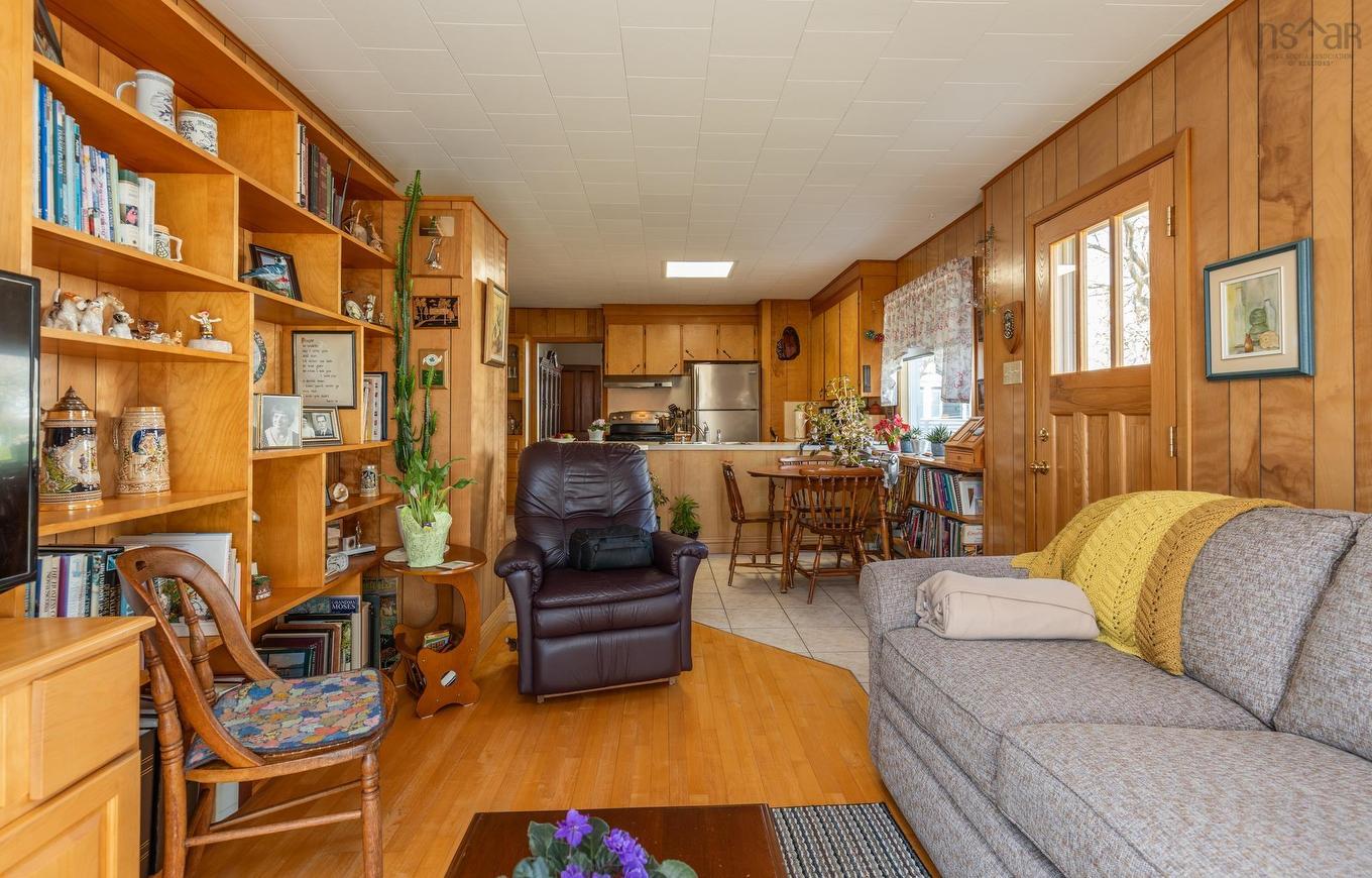 17 Porter Street, Yarmouth, NS - Indoor Photo Showing Living Room
