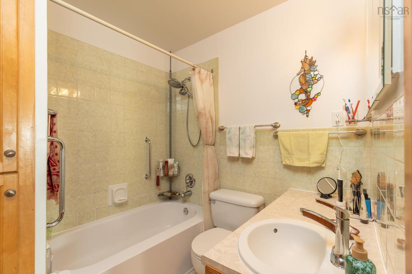 17 Porter Street, Yarmouth, NS - Indoor Photo Showing Bathroom