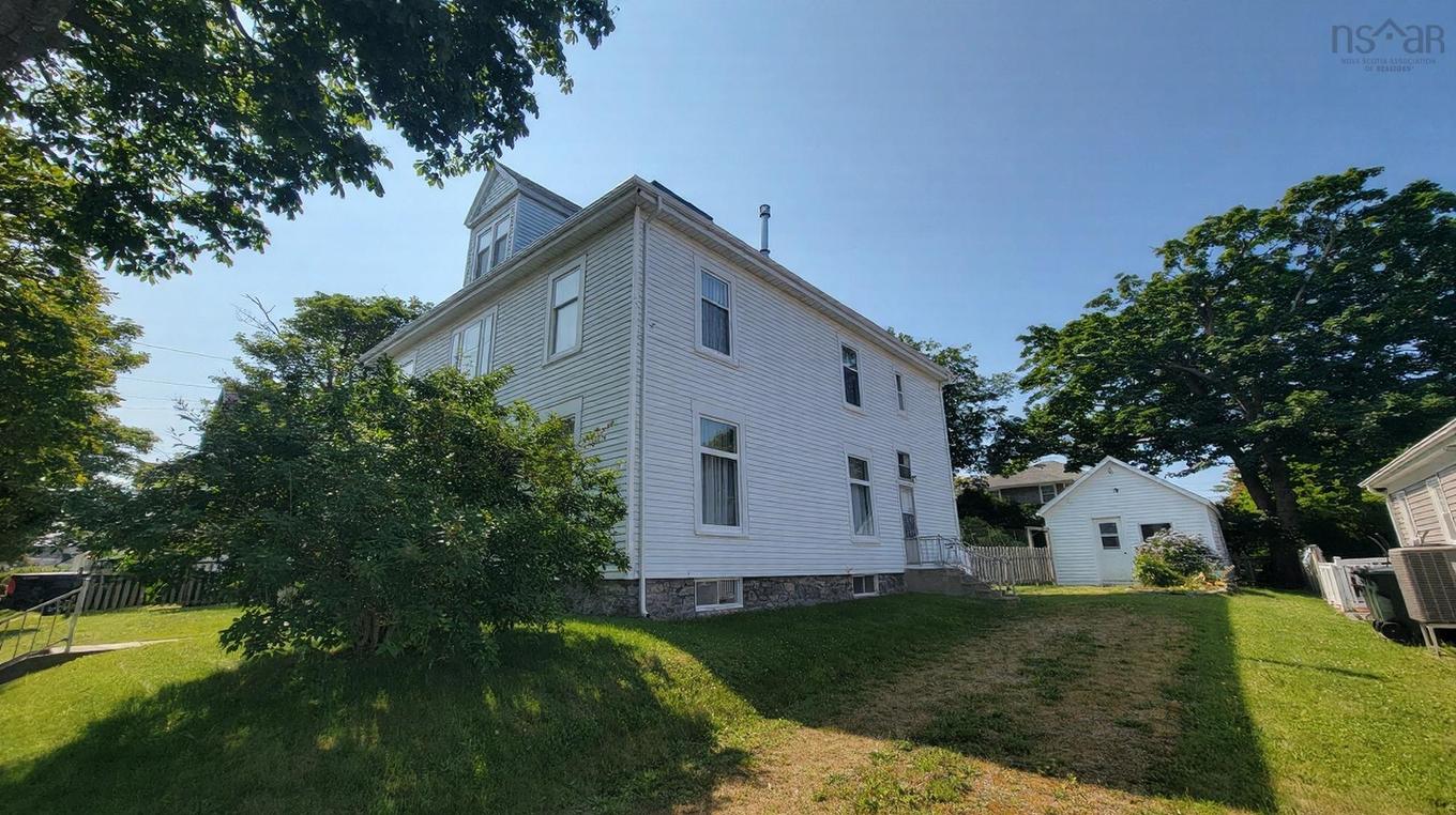 17 Porter Street, Yarmouth, NS - Outdoor