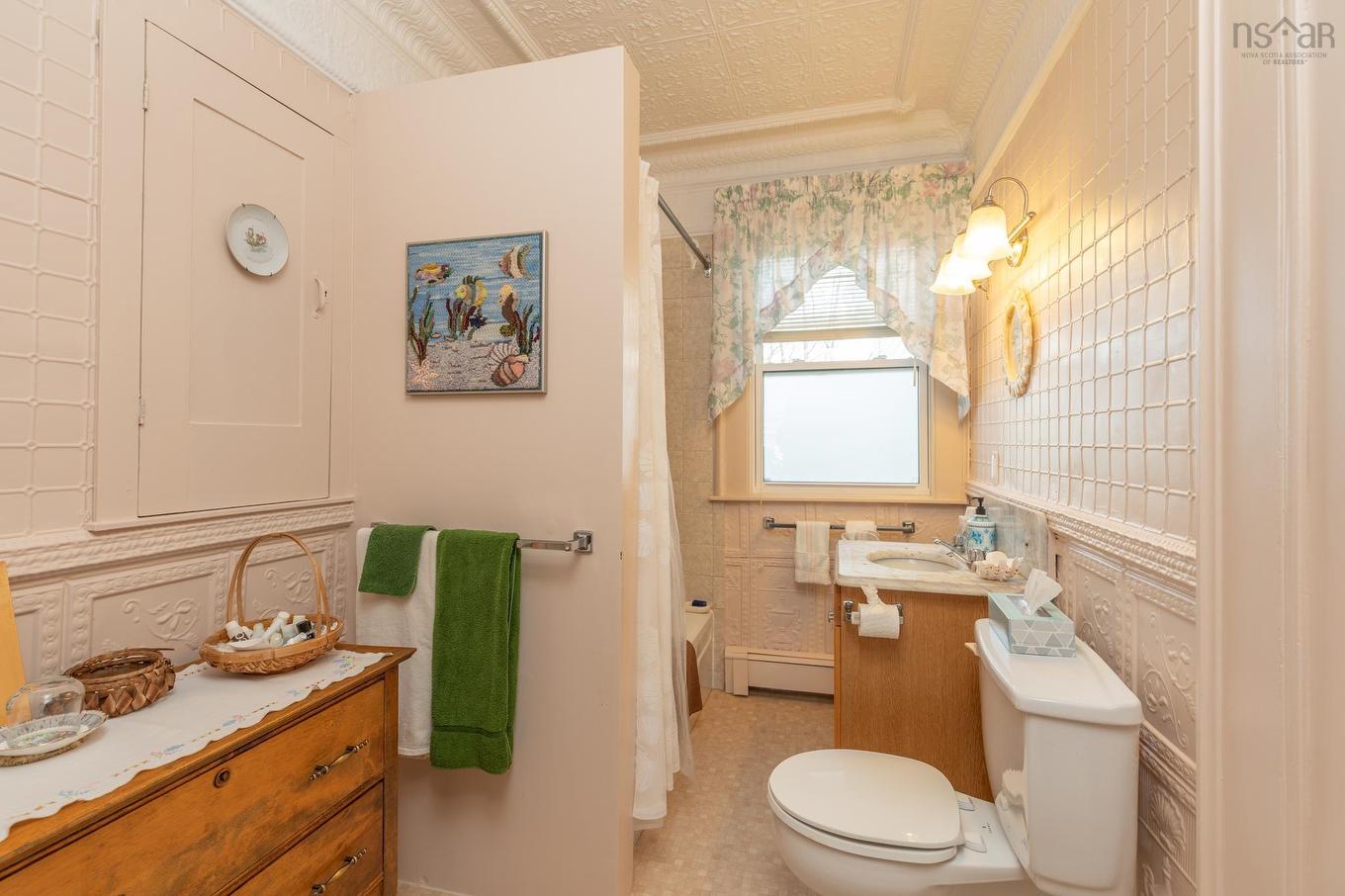 17 Porter Street, Yarmouth, NS - Indoor Photo Showing Bathroom