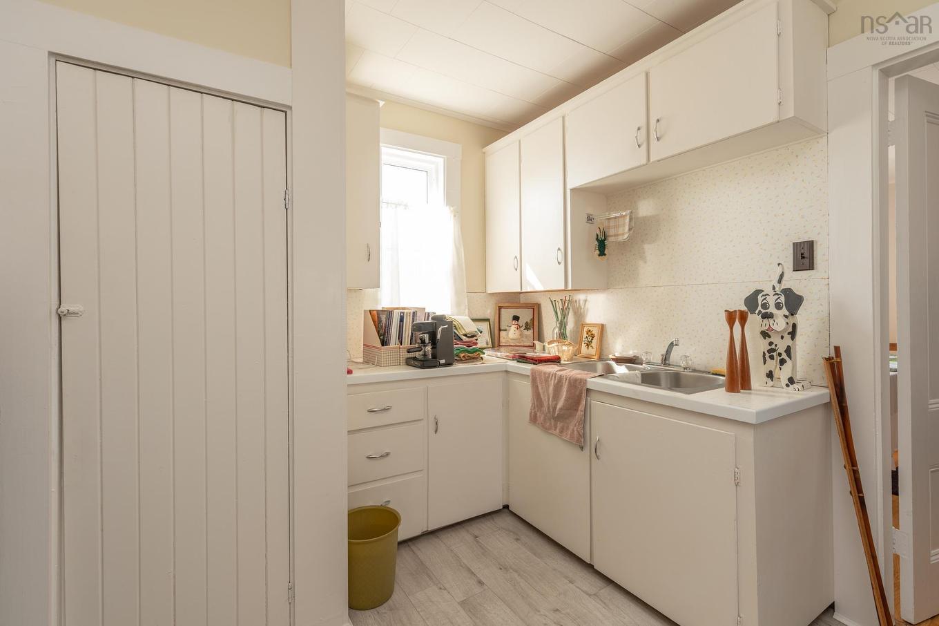 17 Porter Street, Yarmouth, NS - Indoor Photo Showing Kitchen With Double Sink