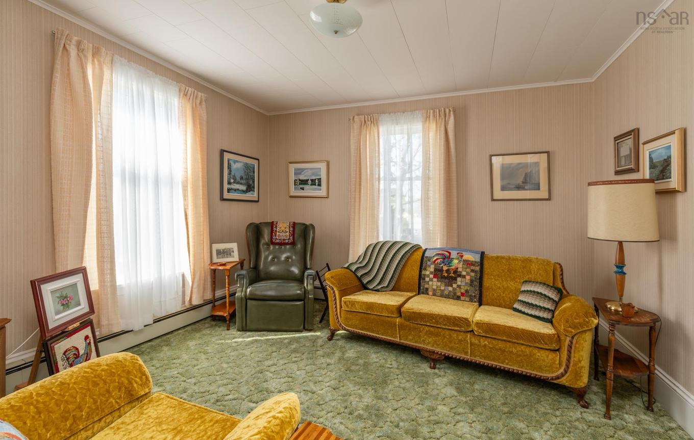 17 Porter Street, Yarmouth, NS - Indoor Photo Showing Living Room