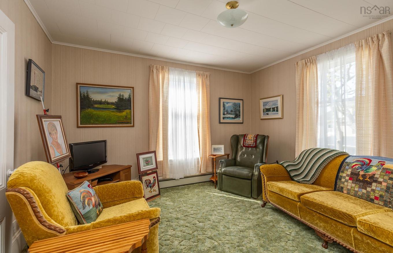17 Porter Street, Yarmouth, NS - Indoor Photo Showing Living Room
