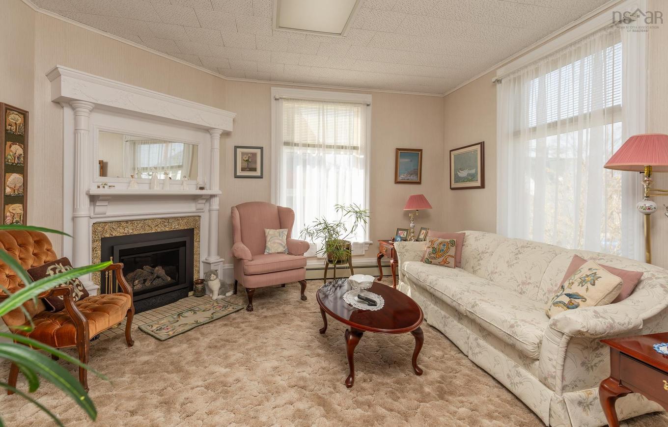 17 Porter Street, Yarmouth, NS - Indoor Photo Showing Living Room With Fireplace