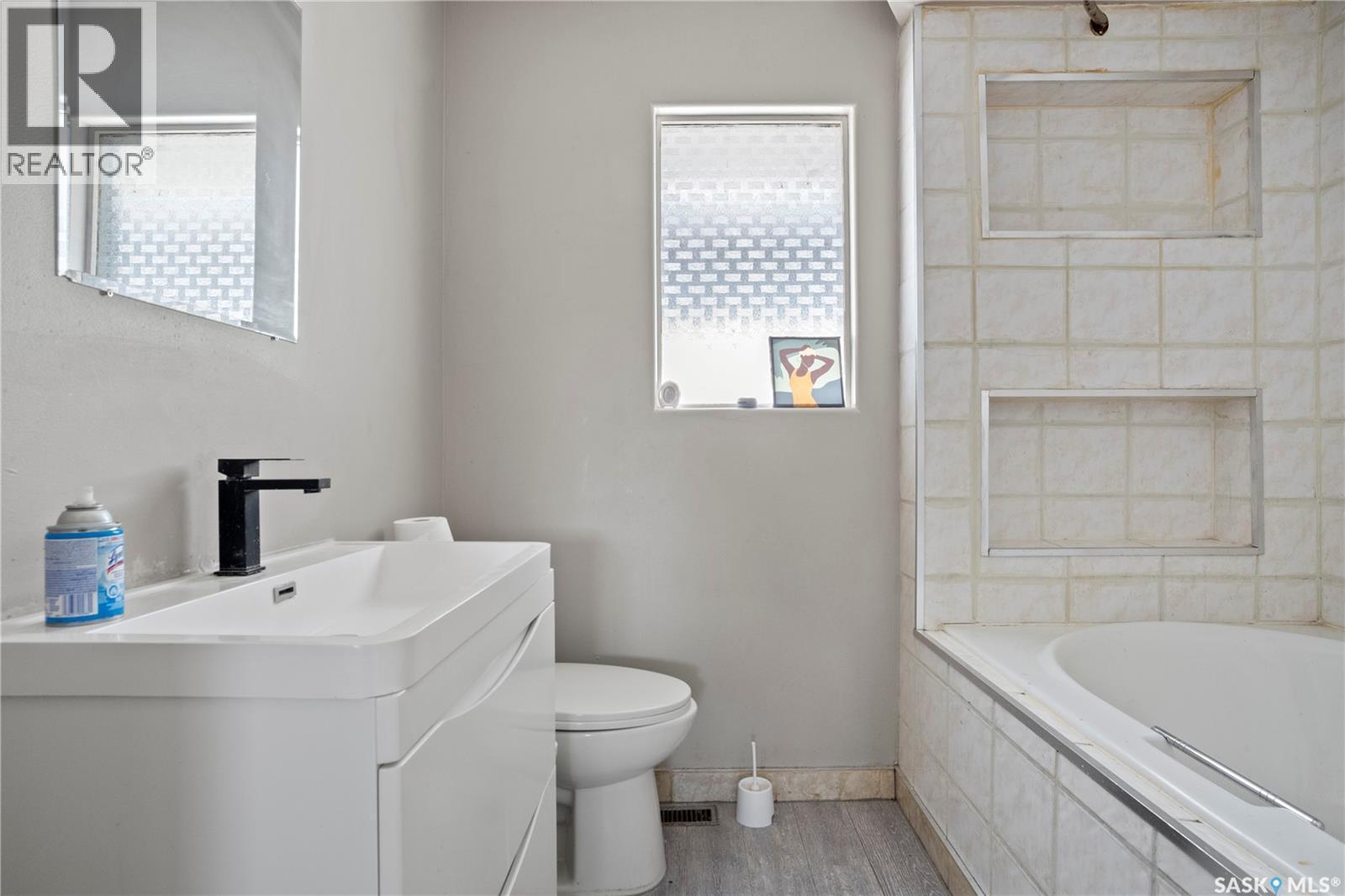 978 Lindsay Street, Regina, SK - Indoor Photo Showing Bathroom
