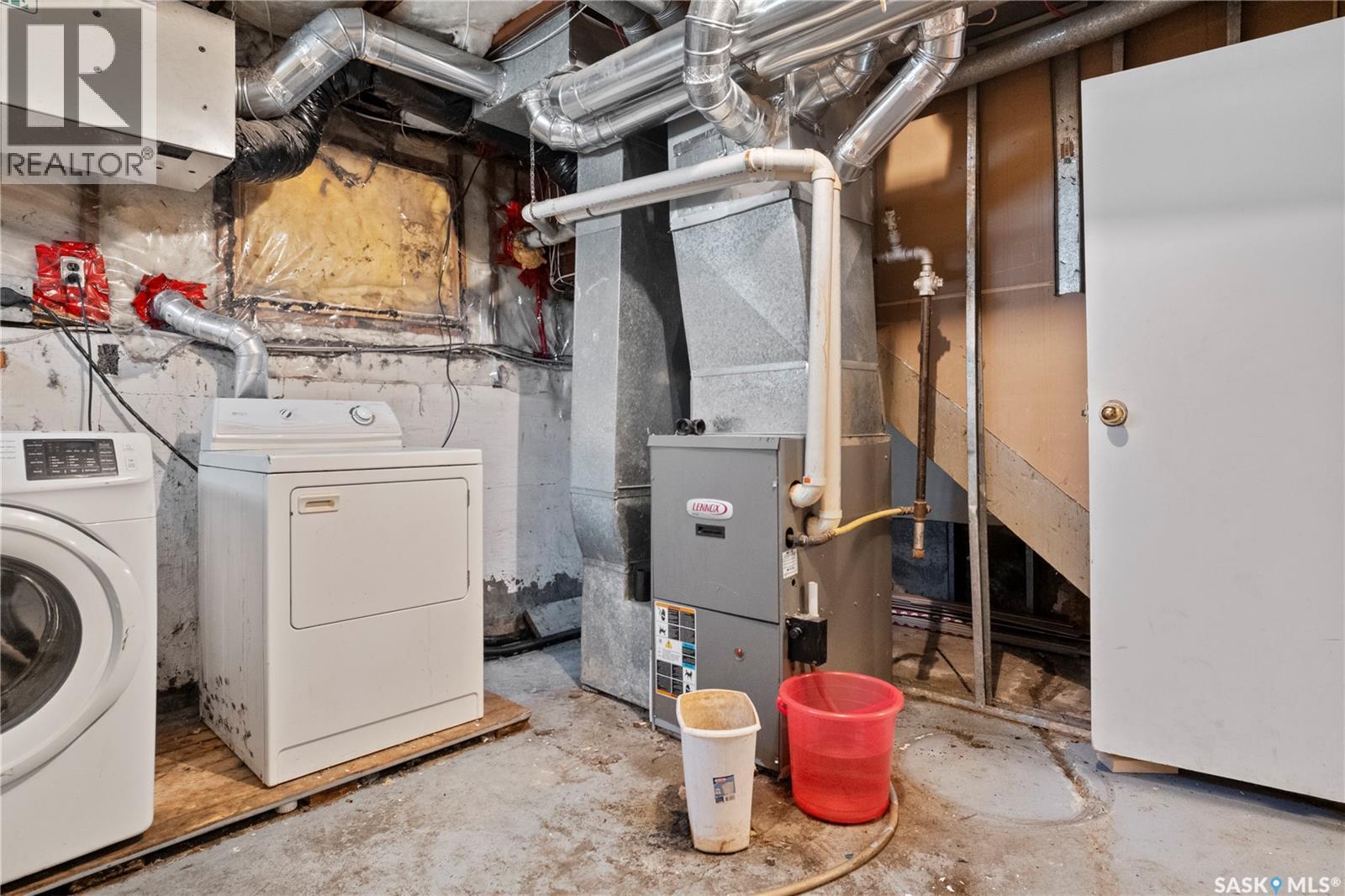 978 Lindsay Street, Regina, SK - Indoor Photo Showing Laundry Room