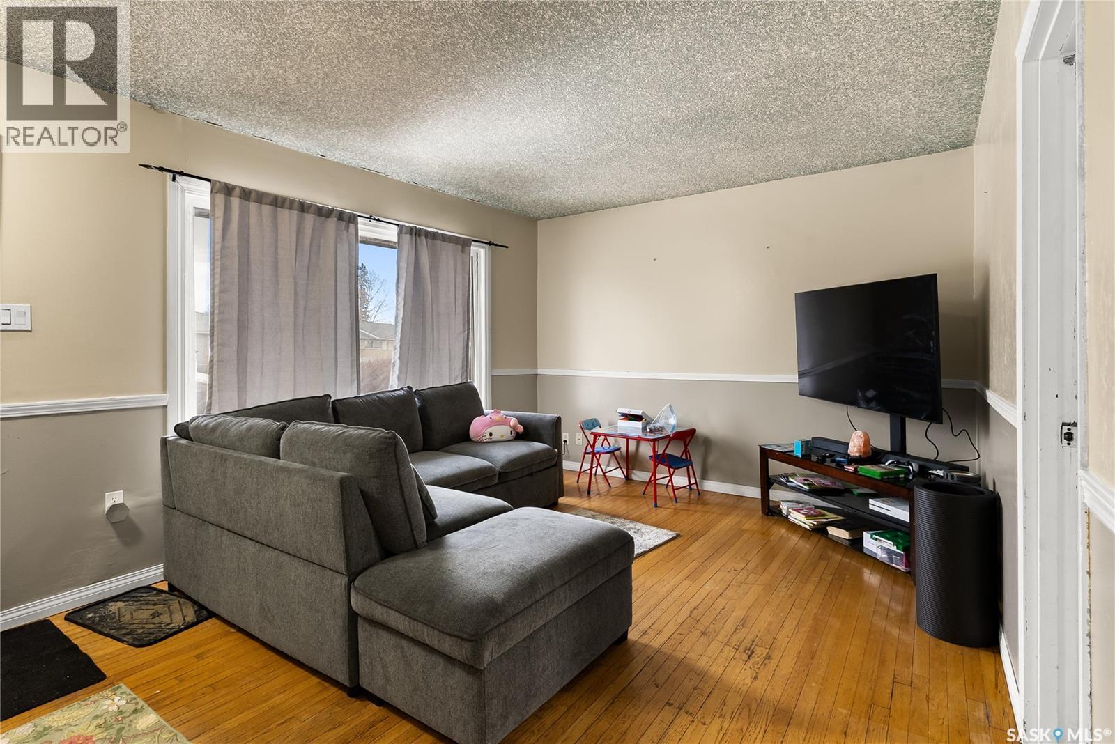 1561 Regent Street, Regina, SK - Indoor Photo Showing Living Room