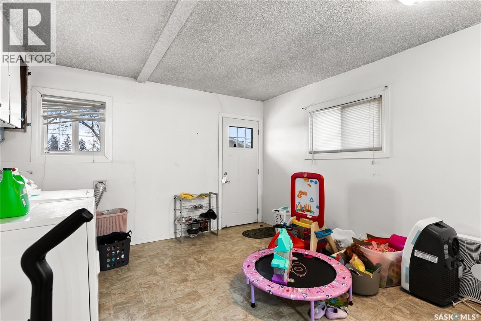 1561 Regent Street, Regina, SK - Indoor