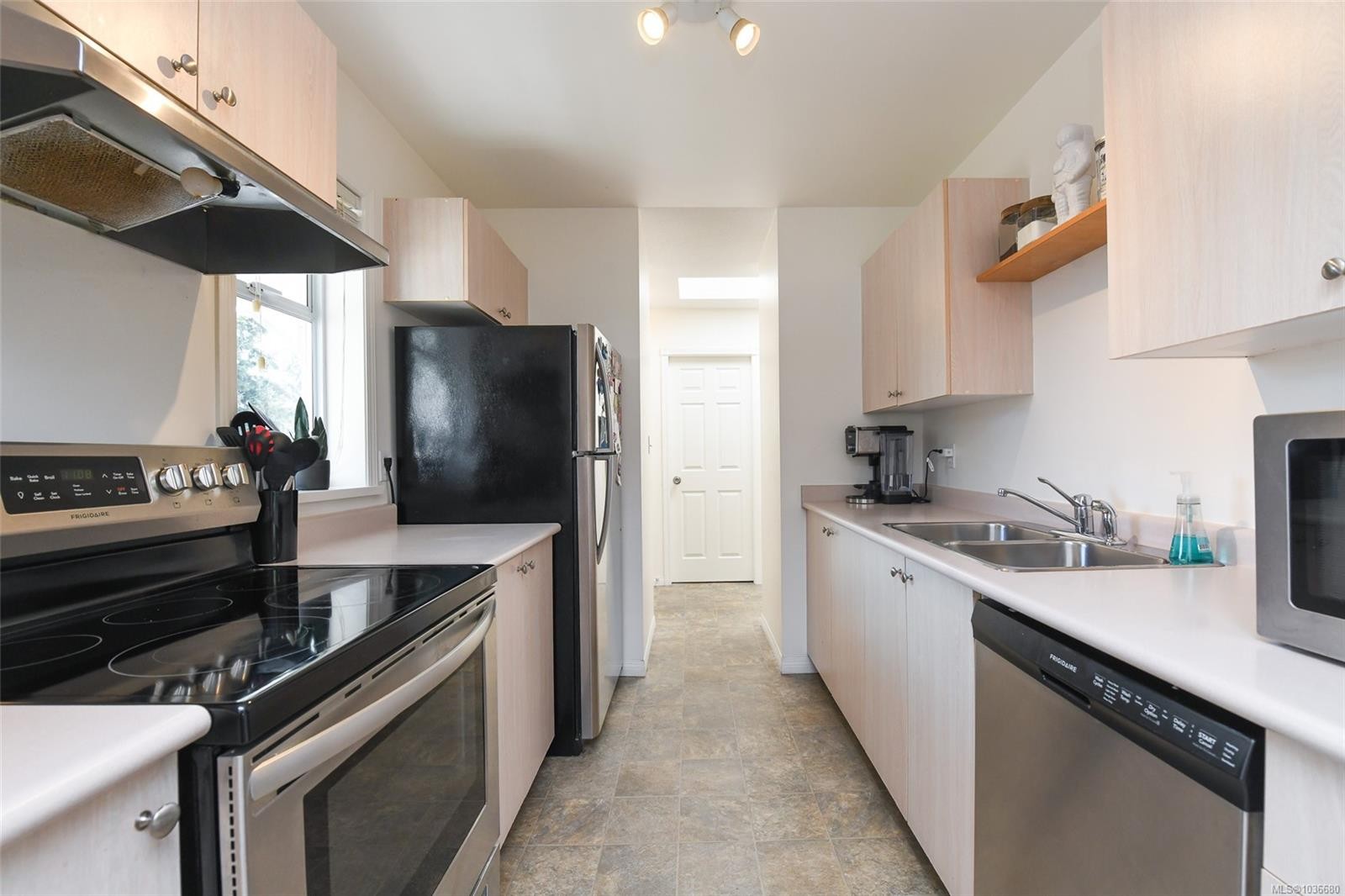 204-220 Back Rd, Courtenay, BC - Indoor Photo Showing Kitchen With Double Sink