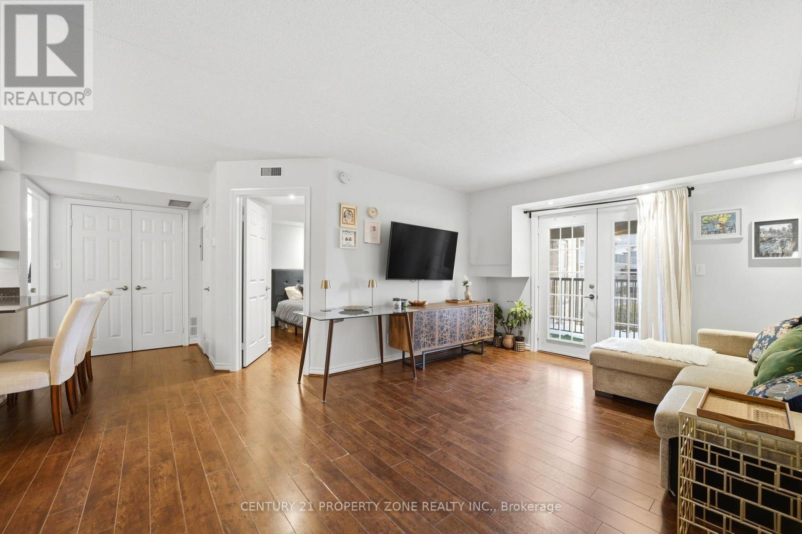 306 - 1440 Bishops Gate, Oakville, ON - Indoor Photo Showing Living Room