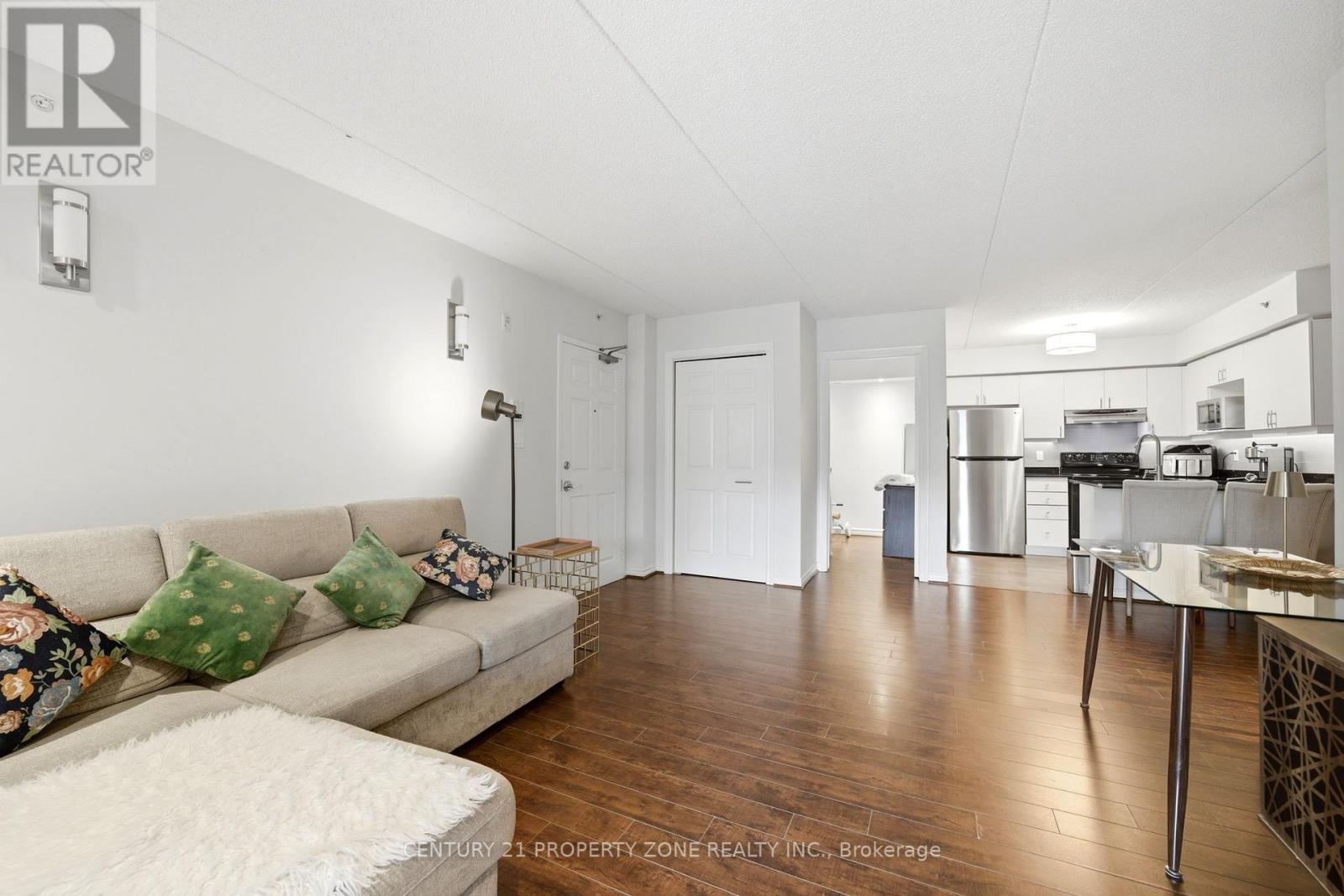 306 - 1440 Bishops Gate, Oakville, ON - Indoor Photo Showing Living Room