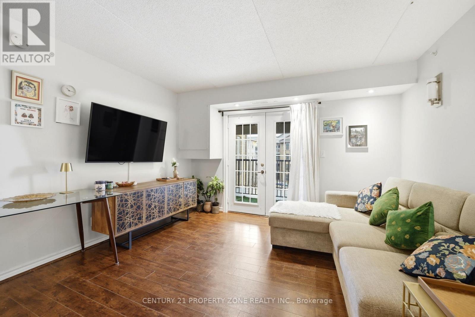 306 - 1440 Bishops Gate, Oakville, ON - Indoor Photo Showing Living Room