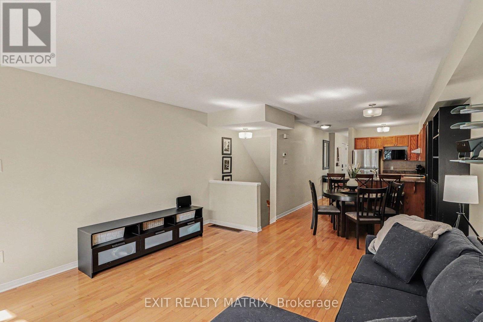 88 Strathaven Private, Ottawa, ON - Indoor Photo Showing Living Room
