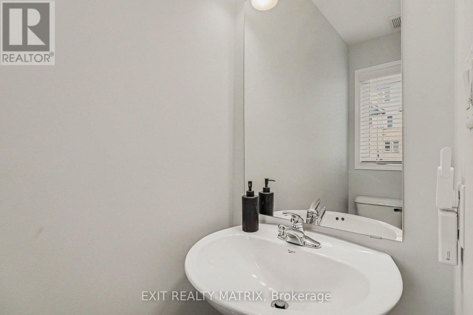 88 Strathaven Private, Ottawa, ON - Indoor Photo Showing Bathroom