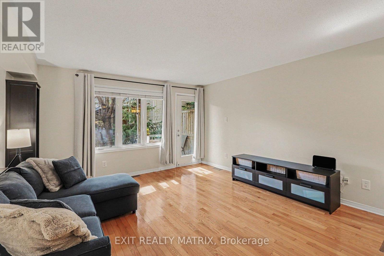 88 Strathaven Private, Ottawa, ON - Indoor Photo Showing Living Room