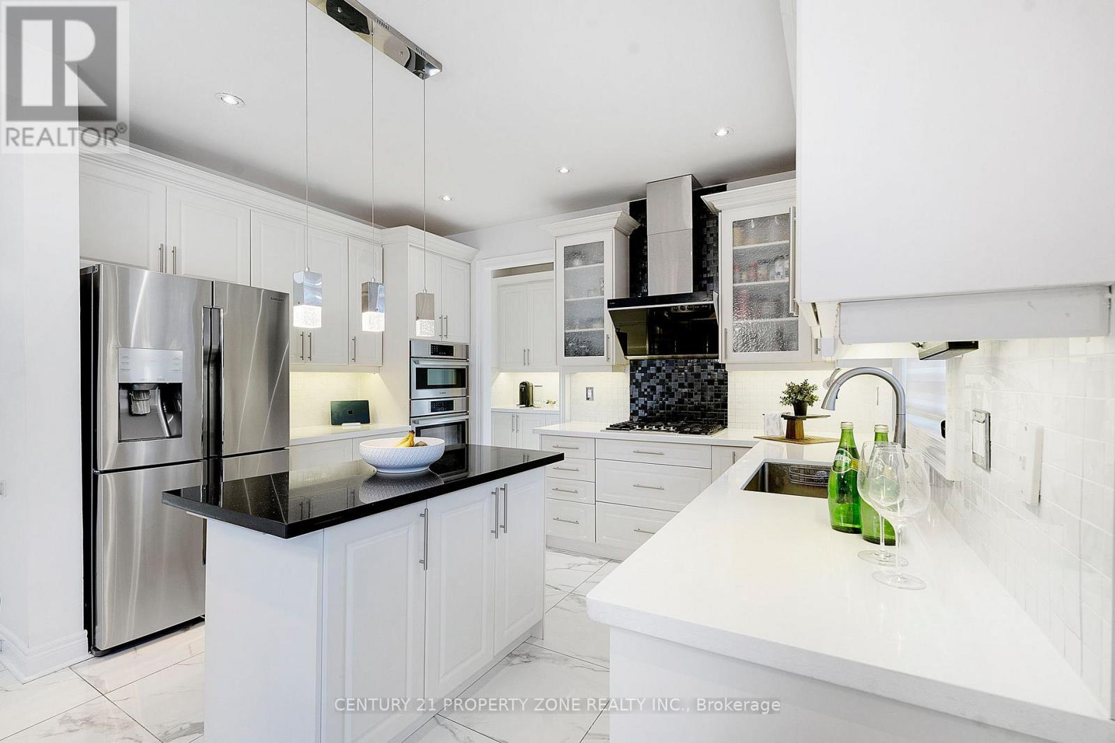 30 Grouse Lane, Brampton, ON - Indoor Photo Showing Kitchen With Upgraded Kitchen