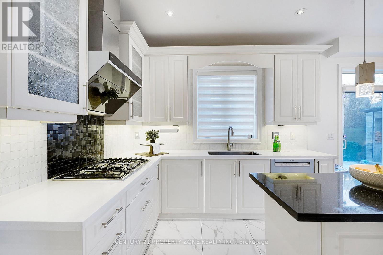 30 Grouse Lane, Brampton, ON - Indoor Photo Showing Kitchen With Upgraded Kitchen