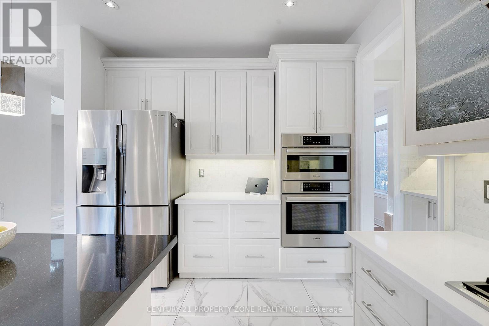 30 Grouse Lane, Brampton, ON - Indoor Photo Showing Kitchen