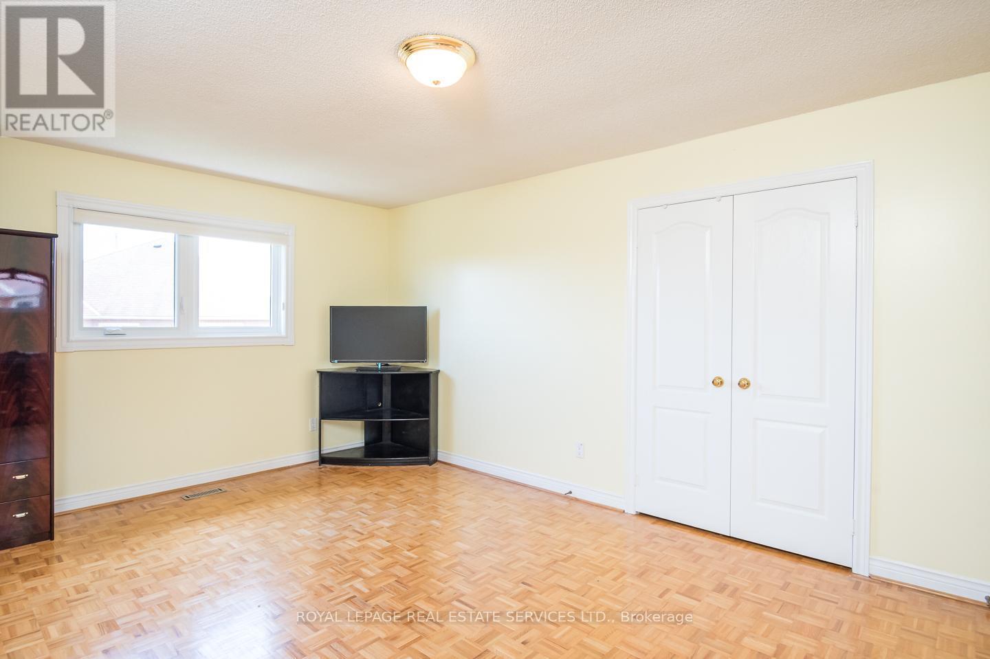 Bedroom 2 - Closet view - 4810 Rathkeale Road, Mississauga, ON - Indoor