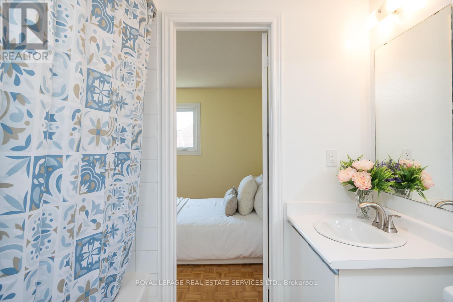 Bedroom 4 - Shared bathroom view - 4810 Rathkeale Road, Mississauga, ON - Indoor Photo Showing Bathroom