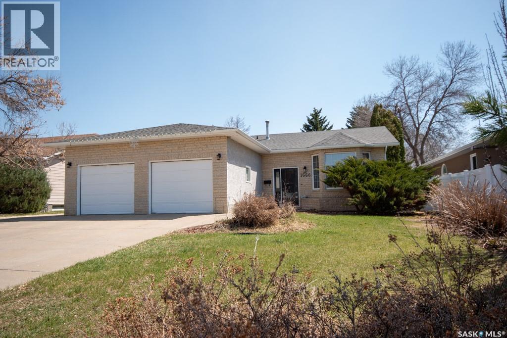 1666 Marshall Crescent, Moose Jaw, SK - Outdoor